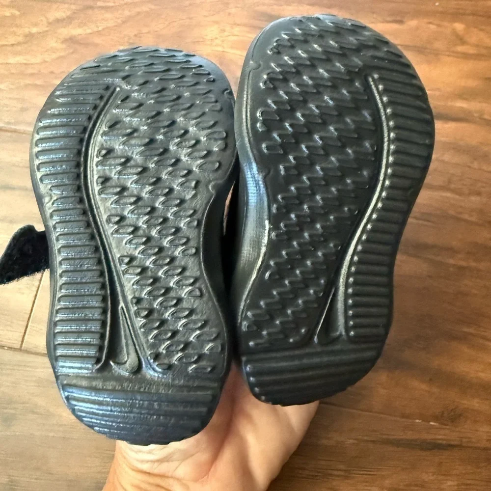 Nike Cosmic Runner All-Black Kids' Sneakers-Size 3C NWOT